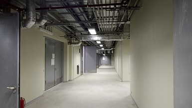 коридор на отметке -5.100, производственная секция здания ММЦ, завершены монтаж магистралей инженерных систем и отделка