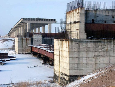 Металлическое пролетное строение моста до начала работ по контракту.