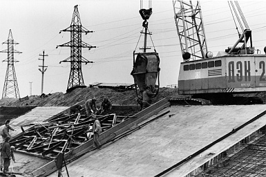 Бетонирование откосов плотины "Д-10", 1989 год