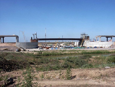 Монтаж пролетного строения автодорожного моста С-2, 2006 год.